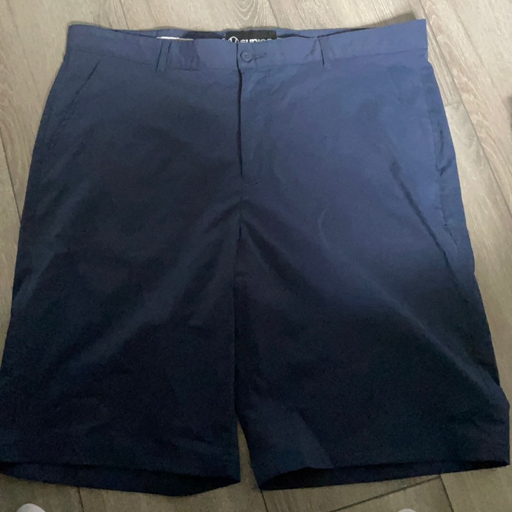 Sunice shorts size 38. EUC